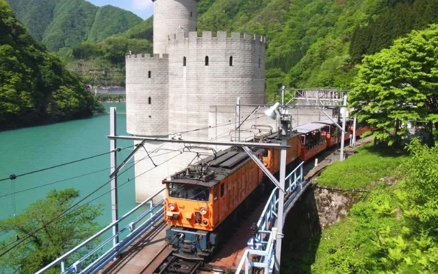 パパ活 富山 男性 黒部峡谷トロッコ電車